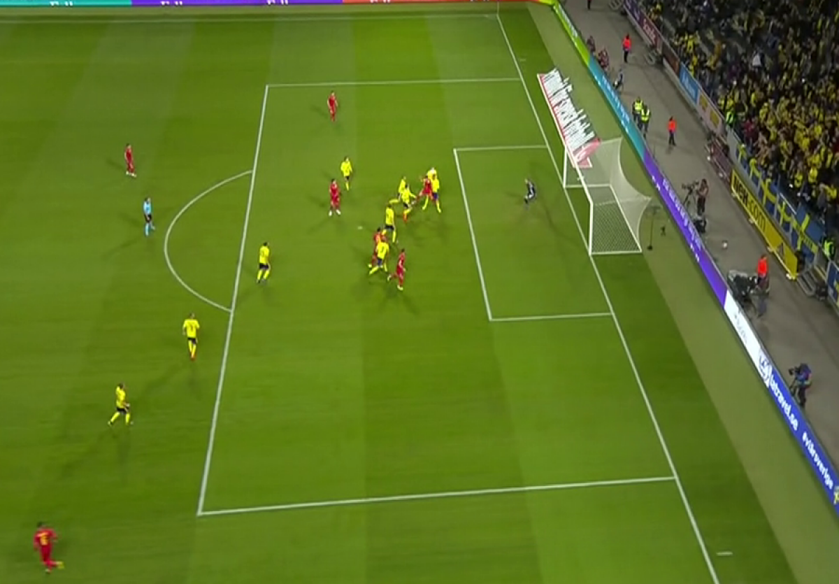 SUEDIA - ROMÂNIA 2-1 // Jucătorii României au cerșit un penalty! Arbitrul englez Michael Oliver nu i-a băgat în seamă