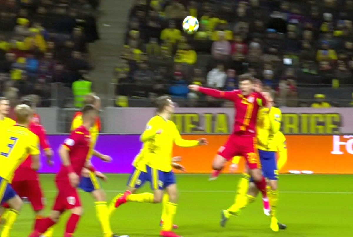 SUEDIA - ROMÂNIA 2-1 // Jucătorii României au cerșit un penalty! Arbitrul englez Michael Oliver nu i-a băgat în seamă
