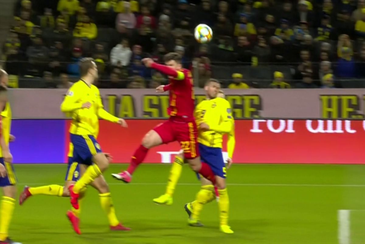 SUEDIA - ROMÂNIA 2-1 // Jucătorii României au cerșit un penalty! Arbitrul englez Michael Oliver nu i-a băgat în seamă