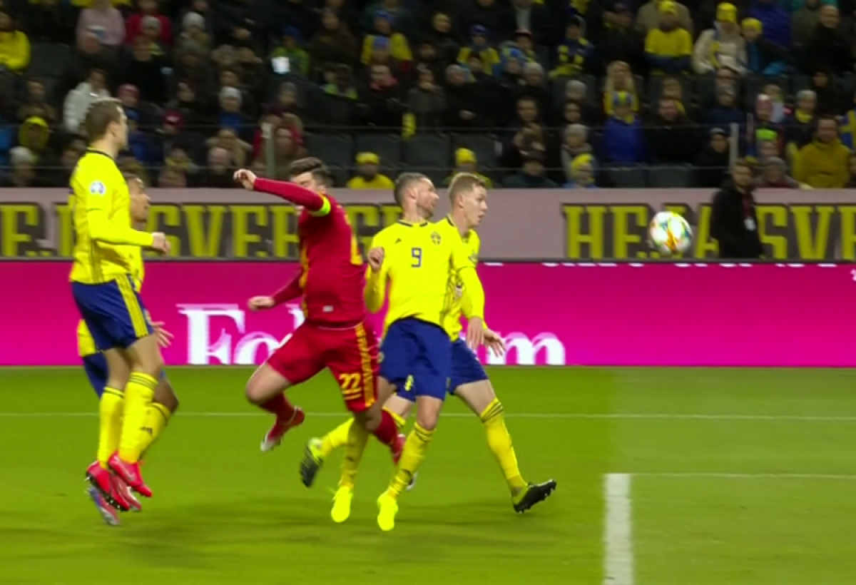 SUEDIA - ROMÂNIA 2-1 // Jucătorii României au cerșit un penalty! Arbitrul englez Michael Oliver nu i-a băgat în seamă