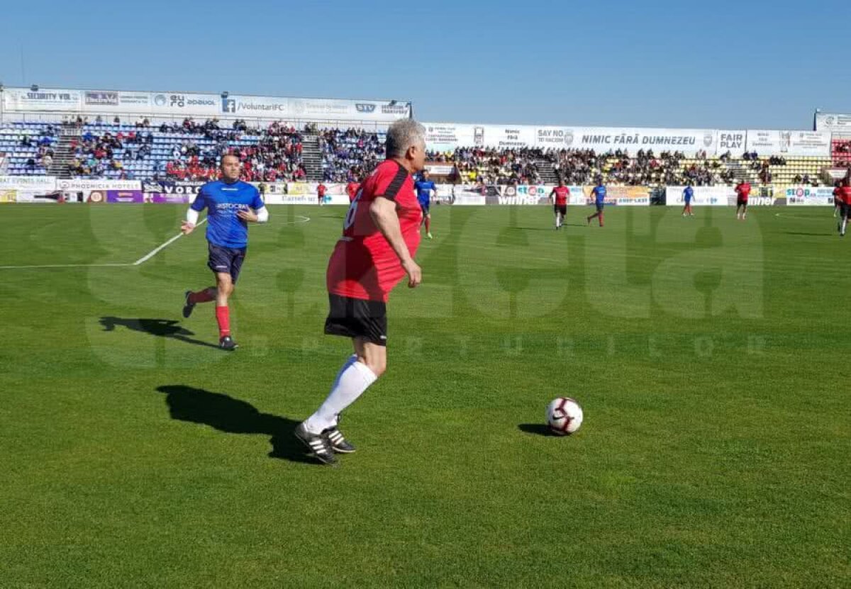 DINAMO - STEAUA 3-3 // VIDEO + FOTO Derby de România, varianta old school » Fotbaliștii adevărați ai României au făcut spectacol într-un Dinamo - Steaua ca pe vremuri: goluri, caterincă și nostalgie
