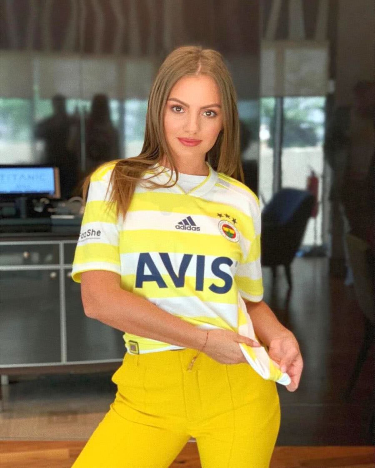 GALERIE FOTO Alexandra Stan are o formație preferată » A primit un tricou personalizat cu numărul 10 de la Fenerbahce: „Cred că acum sunt parte din echipă”