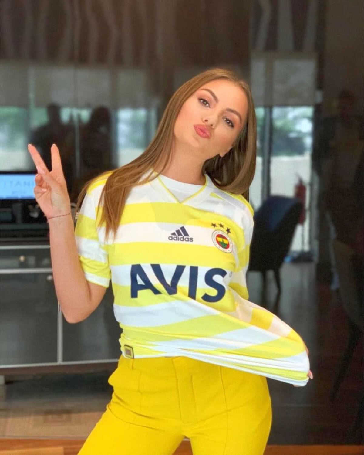 GALERIE FOTO Alexandra Stan are o formație preferată » A primit un tricou personalizat cu numărul 10 de la Fenerbahce: „Cred că acum sunt parte din echipă”