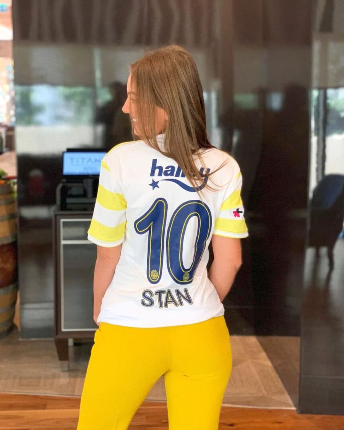 GALERIE FOTO Alexandra Stan are o formație preferată » A primit un tricou personalizat cu numărul 10 de la Fenerbahce: „Cred că acum sunt parte din echipă”