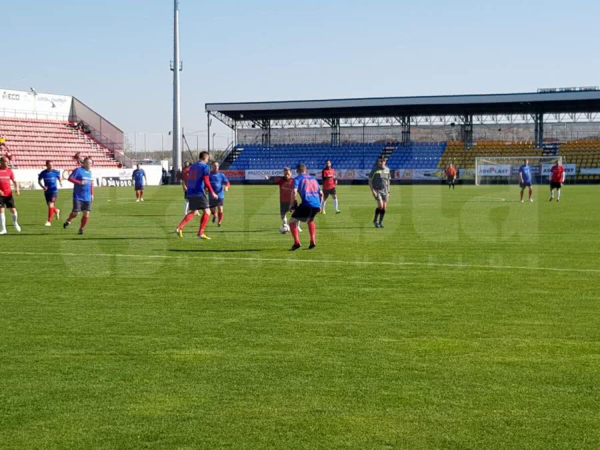 DINAMO - STEAUA 3-3 // VIDEO + FOTO Derby de România, varianta old school » Fotbaliștii adevărați ai României au făcut spectacol într-un Dinamo - Steaua ca pe vremuri: goluri, caterincă și nostalgie