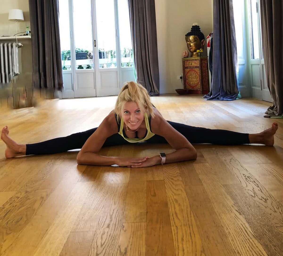 FOTO Italianca fără vârstă » N-ai să ghicești câți ani are această prezentatoare sportivă pasionată de schi alpin și de gimnastică