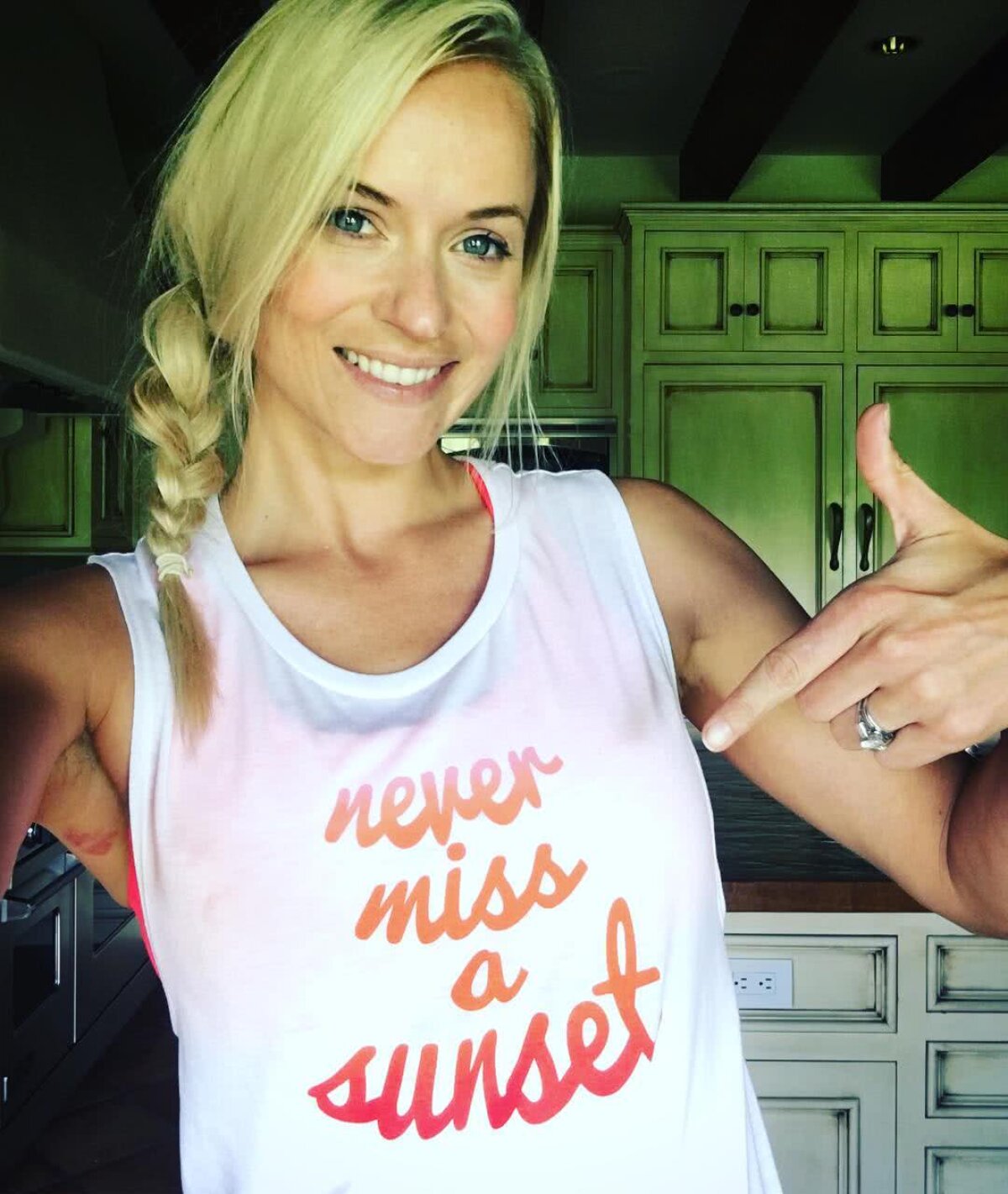 FOTO Cadou pentru victoria soțului » S-a pozat sexy pentru el, însă fotografia a ajuns pe net!