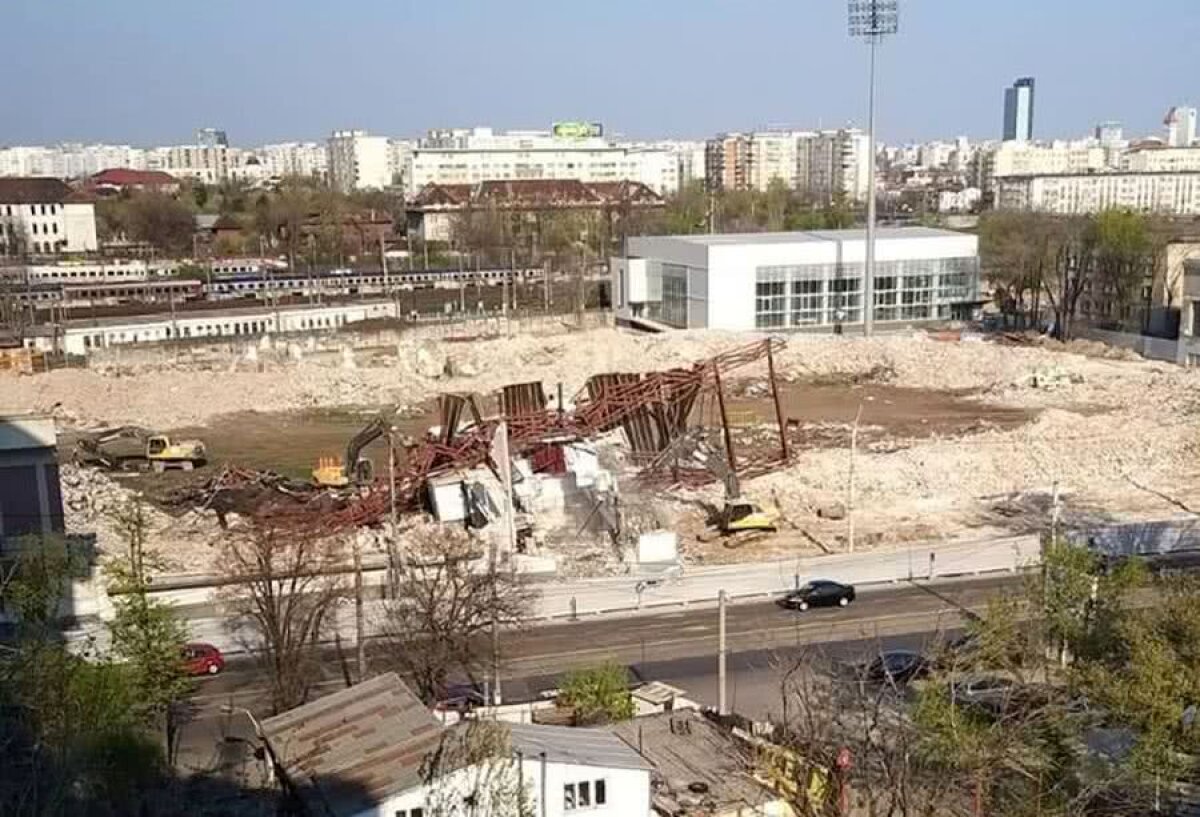 FOTO Stadionul Rapid, 90% pus la pământ! „Oficiala” a fost demolată în 60 de minute și a mai rămas în picioare doar o parte dintr-o peluză