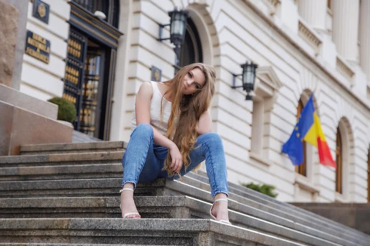 GALERIE FOTO Încinge mințile tuturor » DJ Layla face ravagii în întreaga lume! Ăsta e secretul puștoaicei de 21 de ani