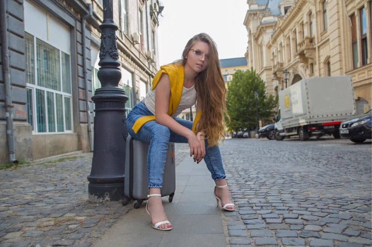 GALERIE FOTO Încinge mințile tuturor » DJ Layla face ravagii în întreaga lume! Ăsta e secretul puștoaicei de 21 de ani