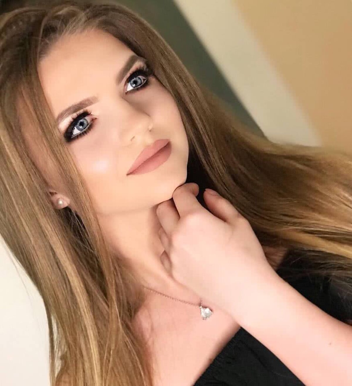 GALERIE FOTO Încinge mințile tuturor » DJ Layla face ravagii în întreaga lume! Ăsta e secretul puștoaicei de 21 de ani