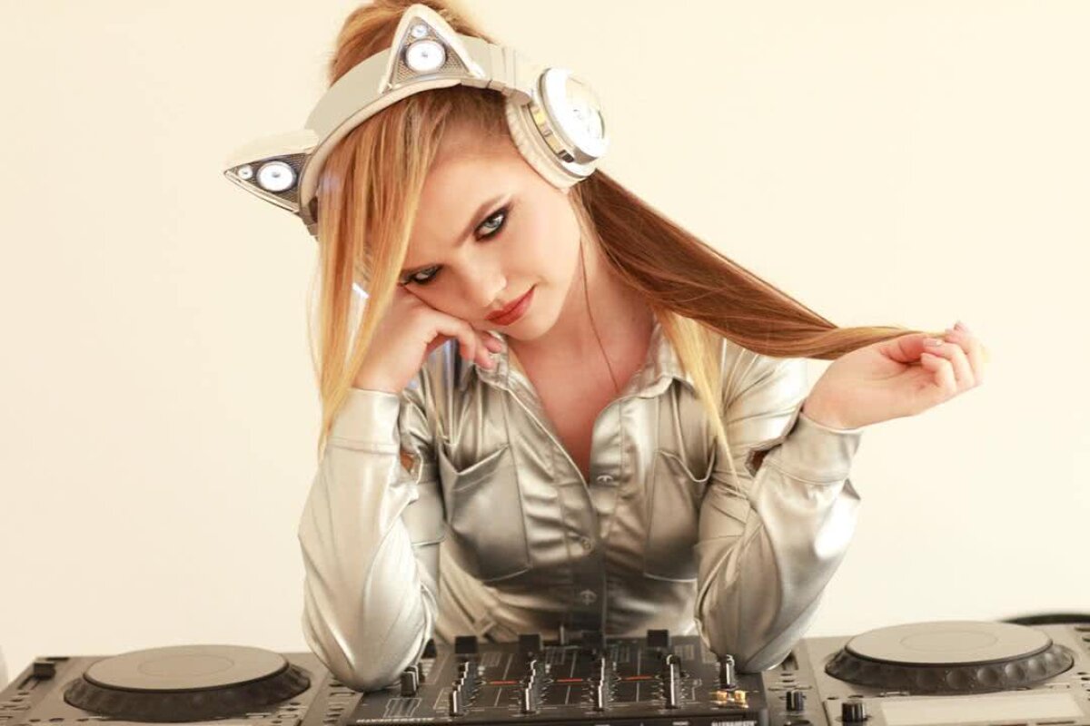 GALERIE FOTO Încinge mințile tuturor » DJ Layla face ravagii în întreaga lume! Ăsta e secretul puștoaicei de 21 de ani