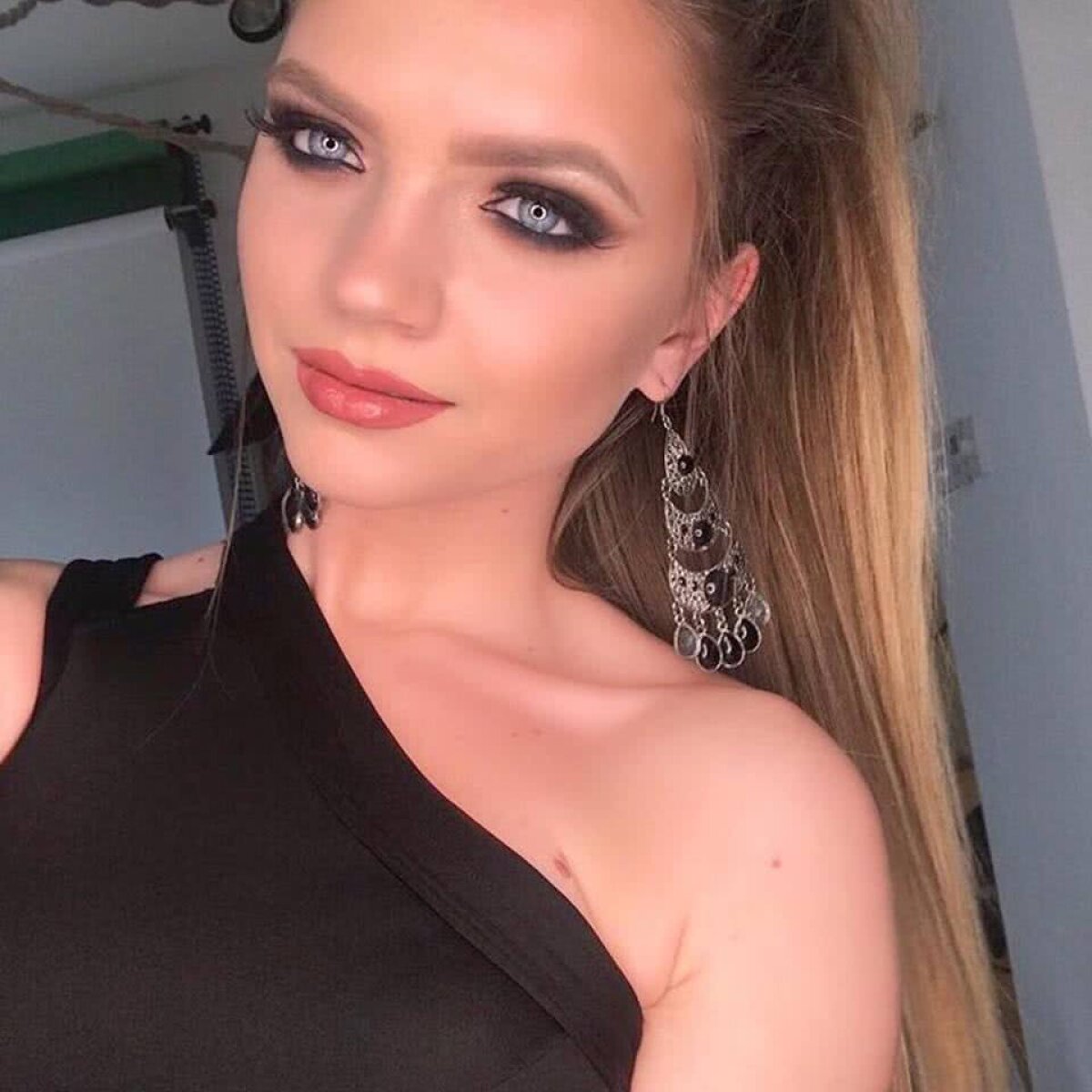 GALERIE FOTO Încinge mințile tuturor » DJ Layla face ravagii în întreaga lume! Ăsta e secretul puștoaicei de 21 de ani