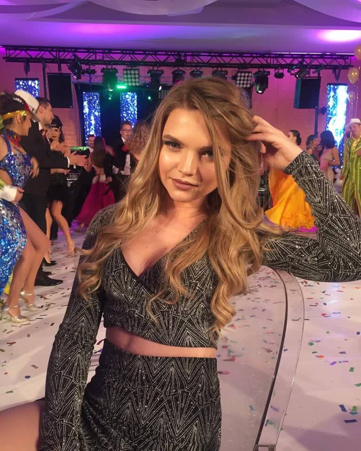 GALERIE FOTO Încinge mințile tuturor » DJ Layla face ravagii în întreaga lume! Ăsta e secretul puștoaicei de 21 de ani