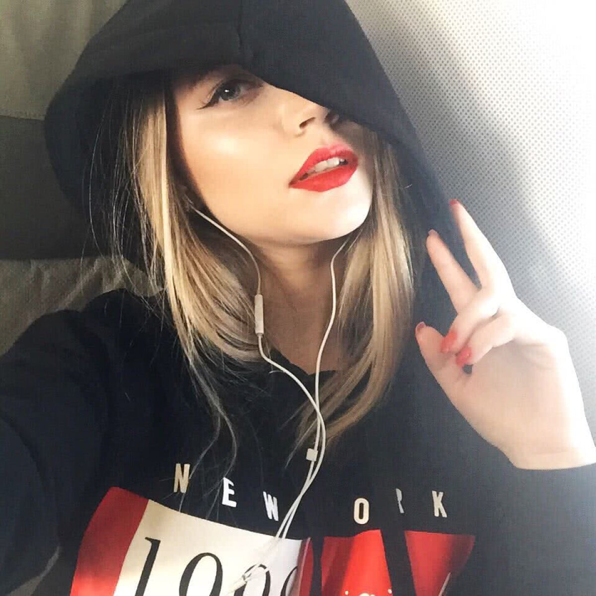 GALERIE FOTO Încinge mințile tuturor » DJ Layla face ravagii în întreaga lume! Ăsta e secretul puștoaicei de 21 de ani