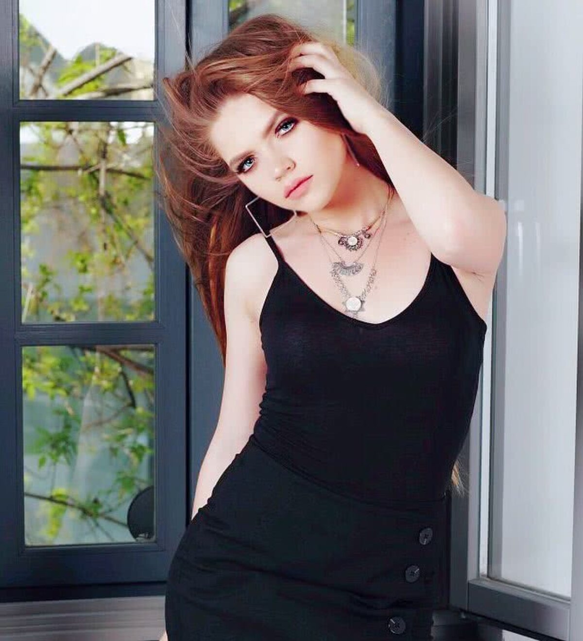 GALERIE FOTO Încinge mințile tuturor » DJ Layla face ravagii în întreaga lume! Ăsta e secretul puștoaicei de 21 de ani