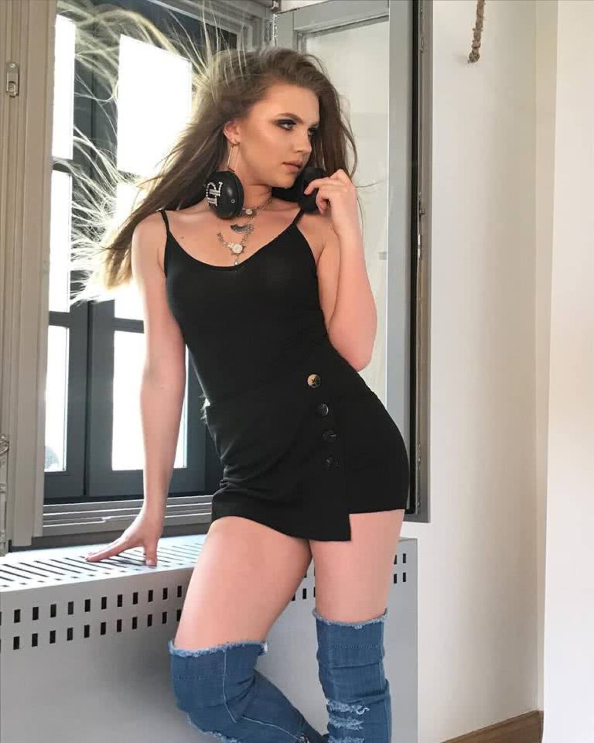 GALERIE FOTO Încinge mințile tuturor » DJ Layla face ravagii în întreaga lume! Ăsta e secretul puștoaicei de 21 de ani