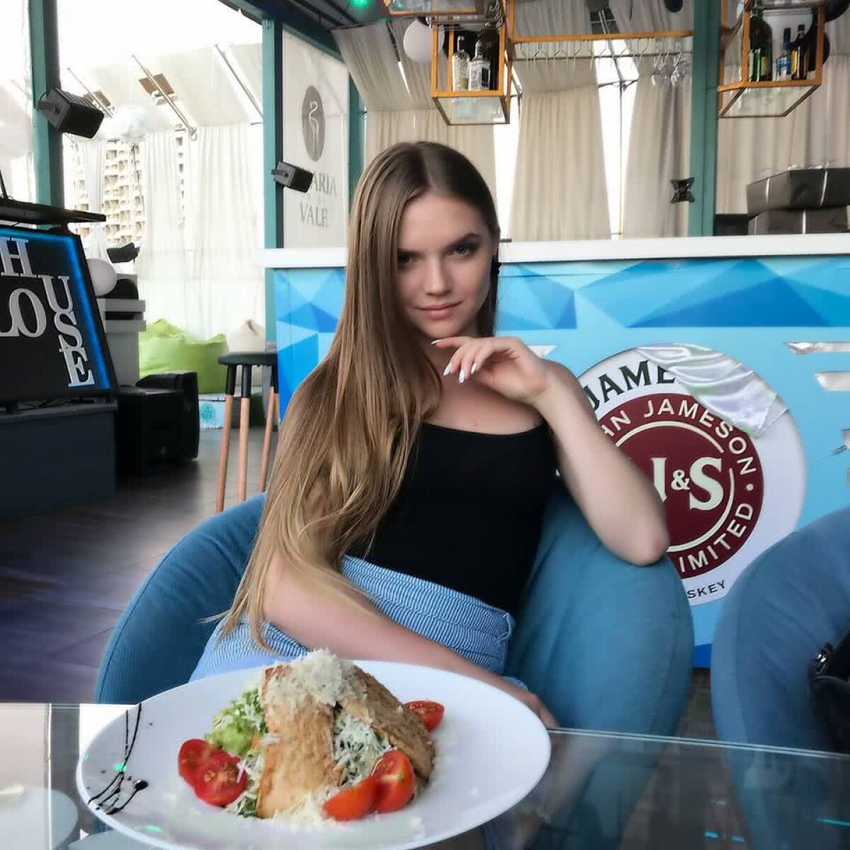 GALERIE FOTO Încinge mințile tuturor » DJ Layla face ravagii în întreaga lume! Ăsta e secretul puștoaicei de 21 de ani