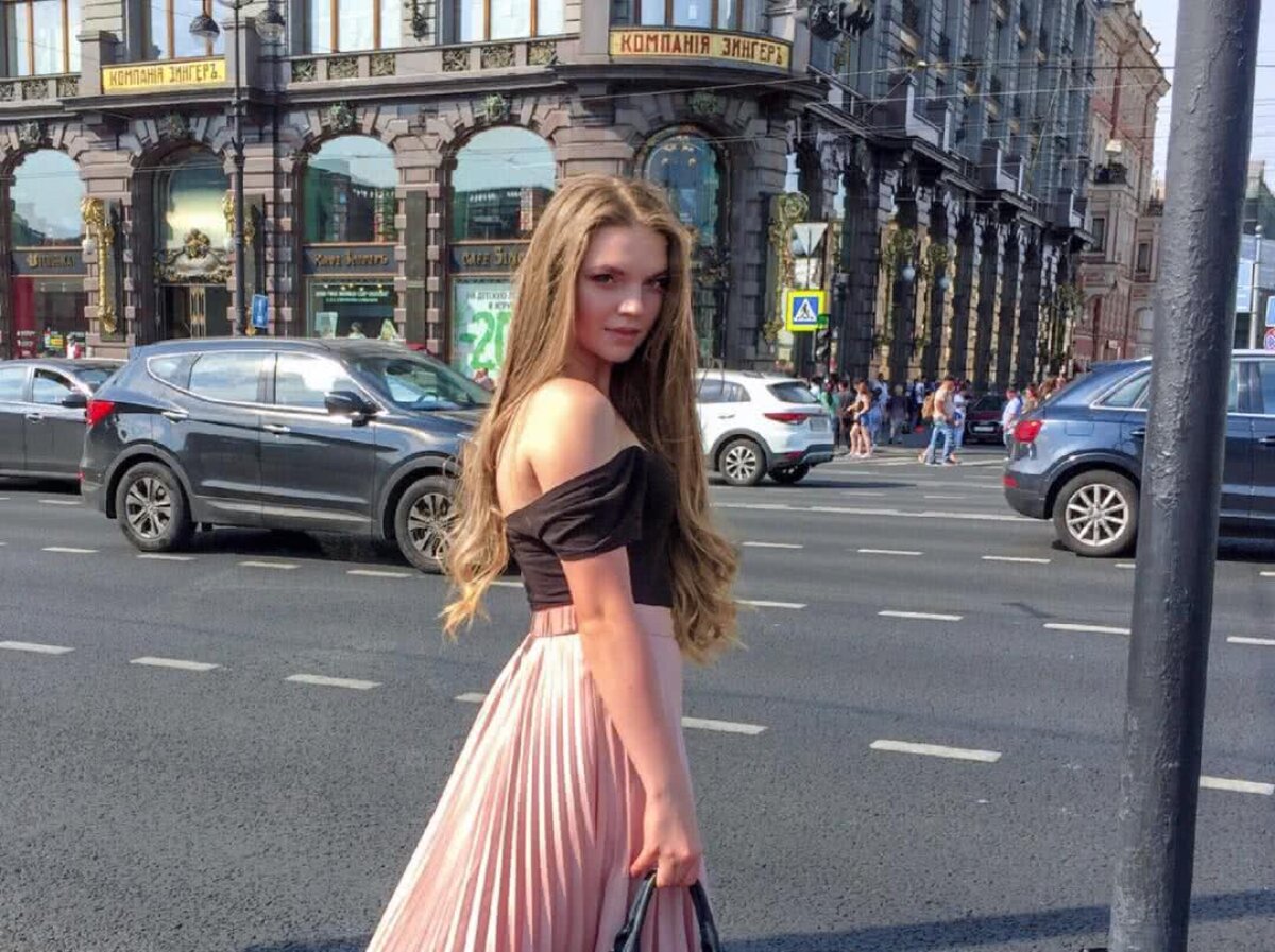 GALERIE FOTO Încinge mințile tuturor » DJ Layla face ravagii în întreaga lume! Ăsta e secretul puștoaicei de 21 de ani