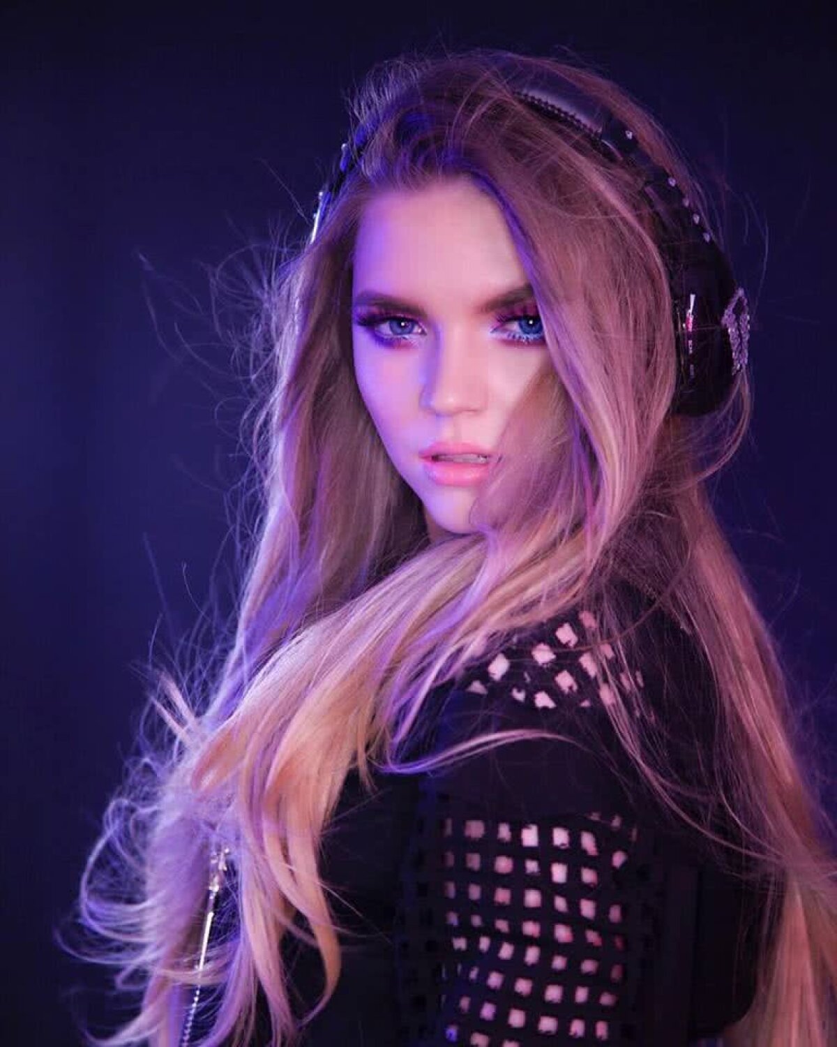 GALERIE FOTO Încinge mințile tuturor » DJ Layla face ravagii în întreaga lume! Ăsta e secretul puștoaicei de 21 de ani