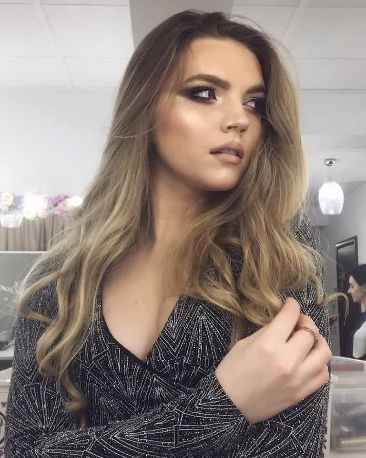 GALERIE FOTO Încinge mințile tuturor » DJ Layla face ravagii în întreaga lume! Ăsta e secretul puștoaicei de 21 de ani