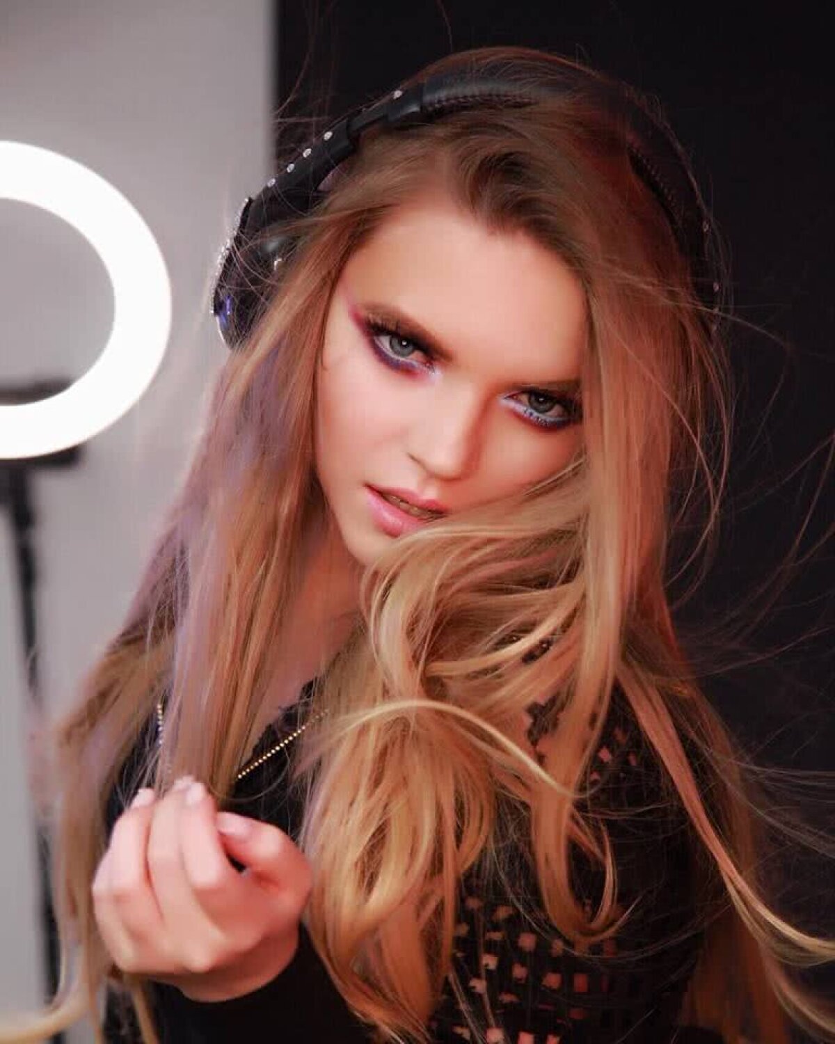 GALERIE FOTO Încinge mințile tuturor » DJ Layla face ravagii în întreaga lume! Ăsta e secretul puștoaicei de 21 de ani