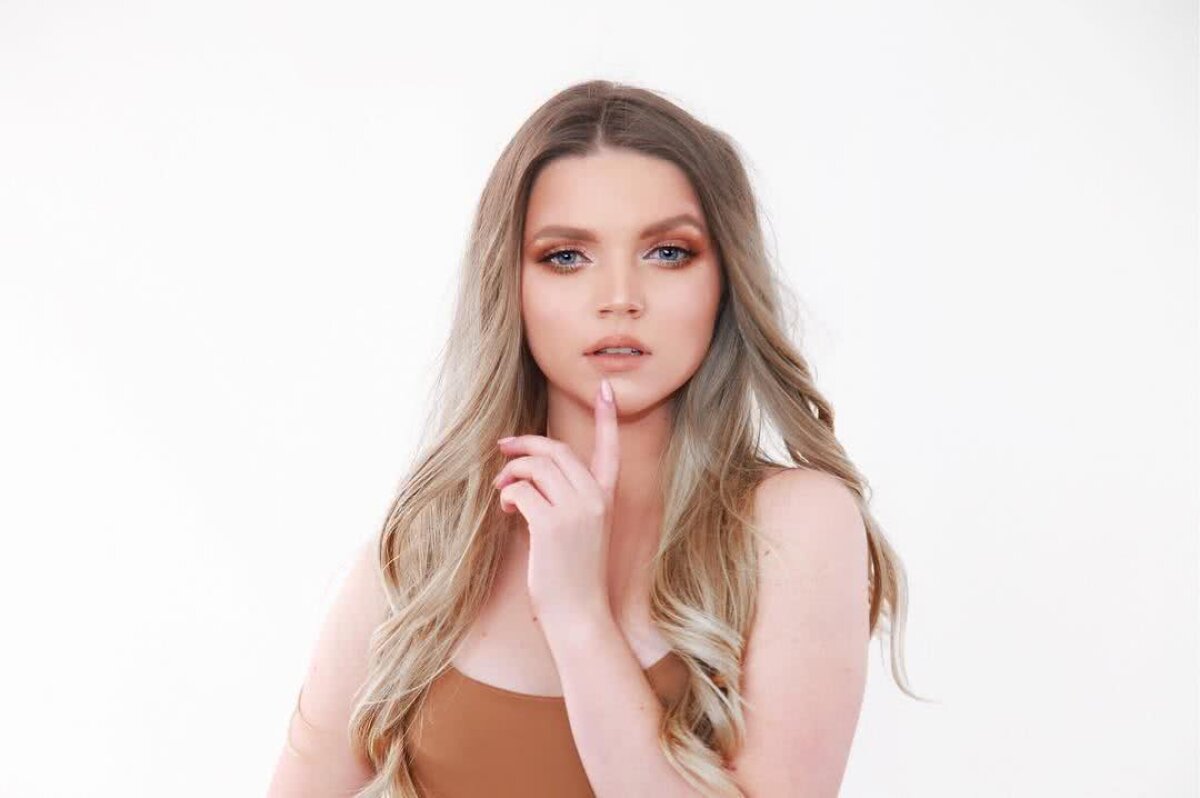 GALERIE FOTO Încinge mințile tuturor » DJ Layla face ravagii în întreaga lume! Ăsta e secretul puștoaicei de 21 de ani