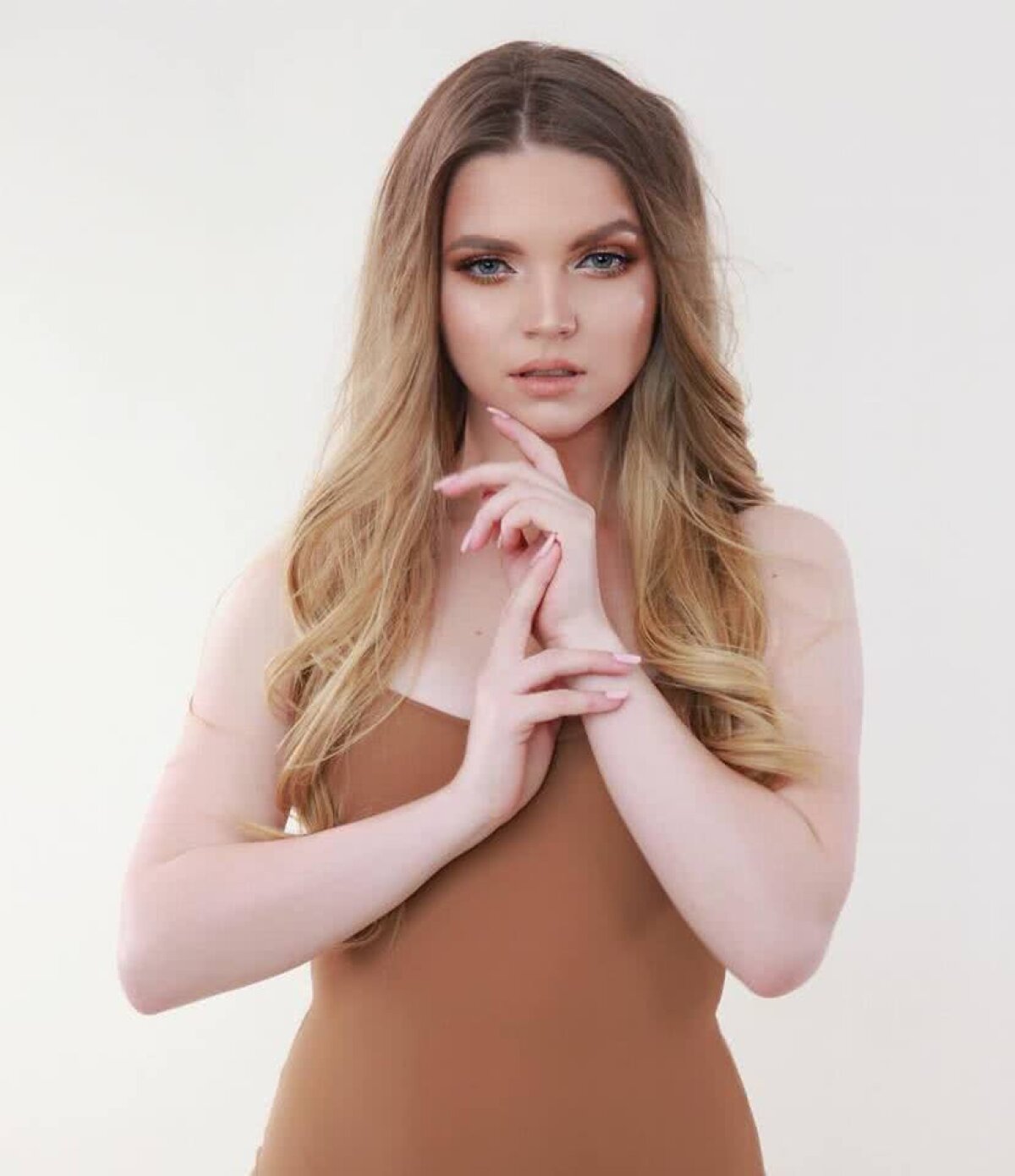 GALERIE FOTO Încinge mințile tuturor » DJ Layla face ravagii în întreaga lume! Ăsta e secretul puștoaicei de 21 de ani