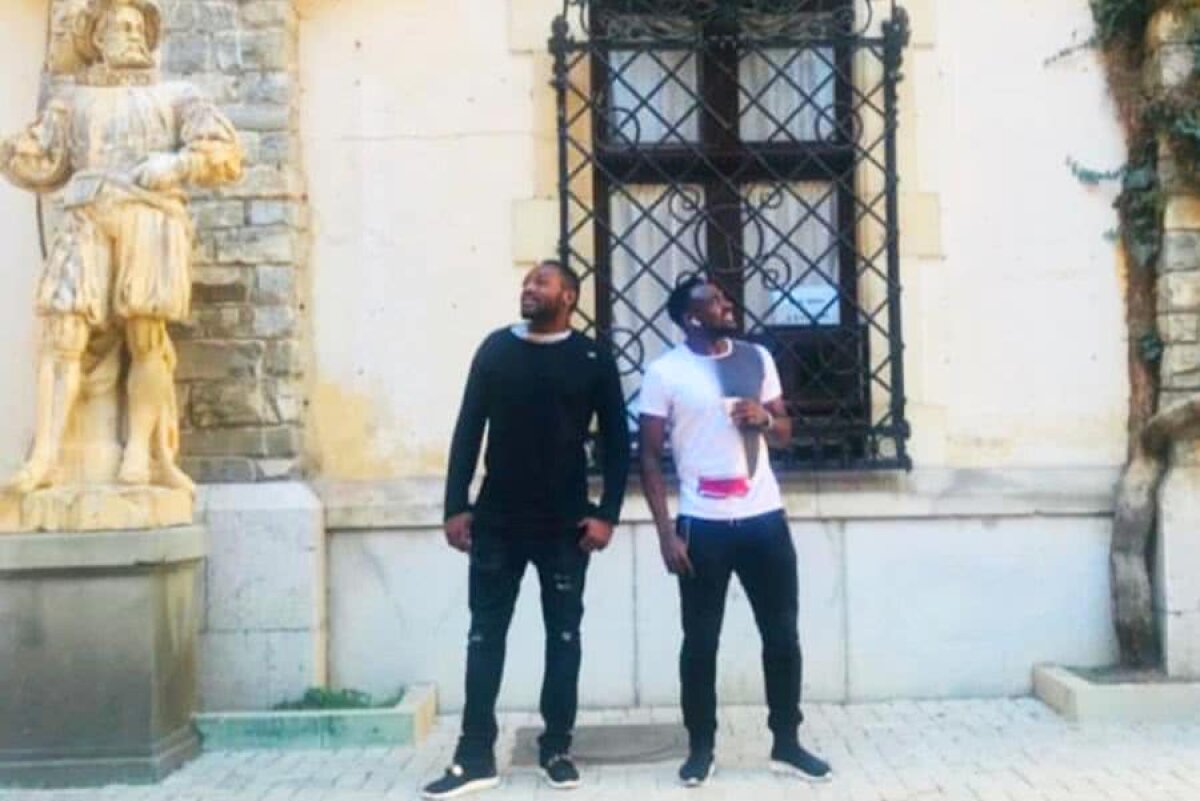 DINAMO // GALERIE FOTO Simon Zenke și Parfait Mandanda, plimbare la Sinaia » „Câinii” au luat cu asalt Castelul Peleș
