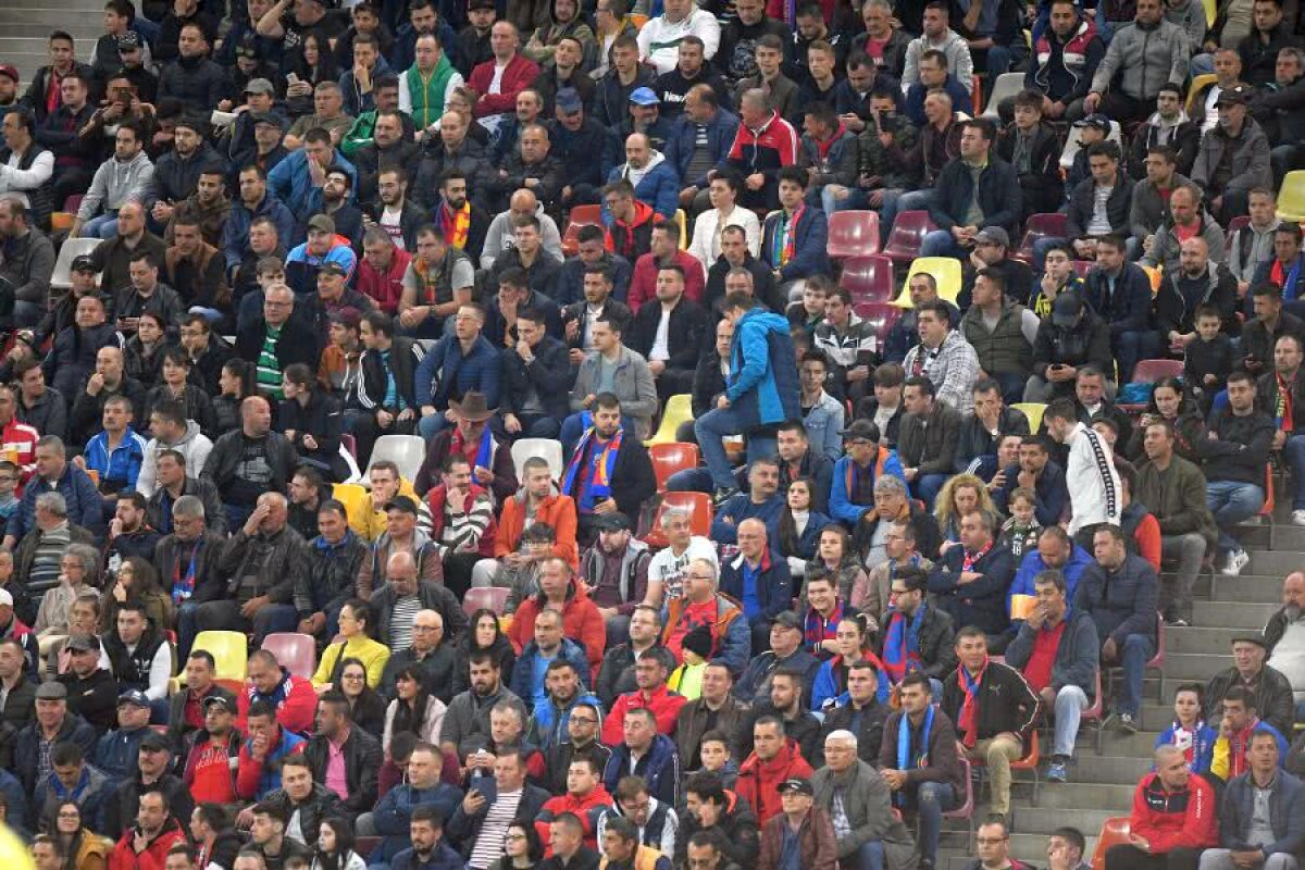 FCSB -  CS U CRAIOVA 3-2 // FOTO + VIDEO Atmosferă încinsă la derby: nervi, fumigene și culoare + ultrașii steliști l-au atacat pe Gică Craioveanu » Cele mai tari imagini