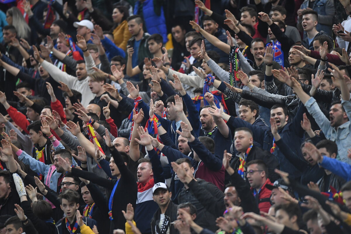 FCSB -  CS U CRAIOVA 3-2 // FOTO + VIDEO Atmosferă încinsă la derby: nervi, fumigene și culoare + ultrașii steliști l-au atacat pe Gică Craioveanu » Cele mai tari imagini