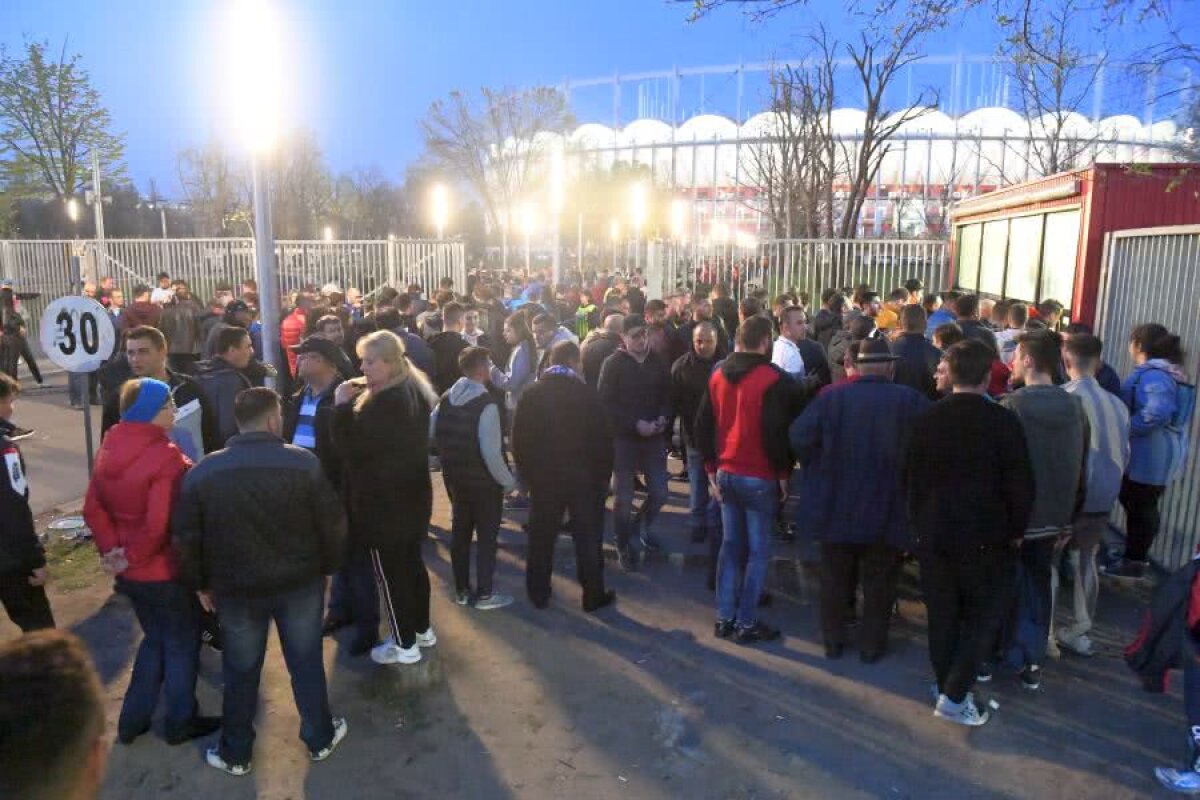 FCSB -  CS U CRAIOVA 3-2 // FOTO + VIDEO Atmosferă încinsă la derby: nervi, fumigene și culoare + ultrașii steliști l-au atacat pe Gică Craioveanu » Cele mai tari imagini