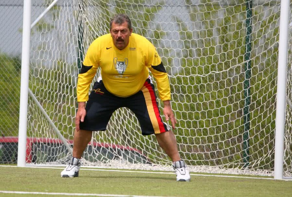 DUCKADAM LA 60 DE ANI// Interviu cu românul care a cumpărat mănușile lui Duckadam: „Am dat 3.000 de dolari pe ele. Am vrut să le salvez”