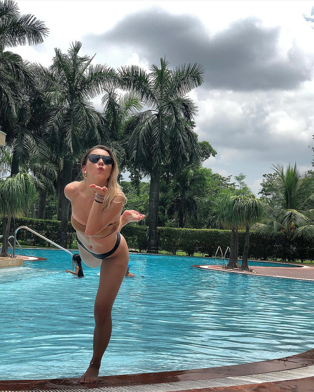 FOTO Vederi HOT din Emirate! Bernadette Szocs, poze SEXY de pe plajele din Dubai