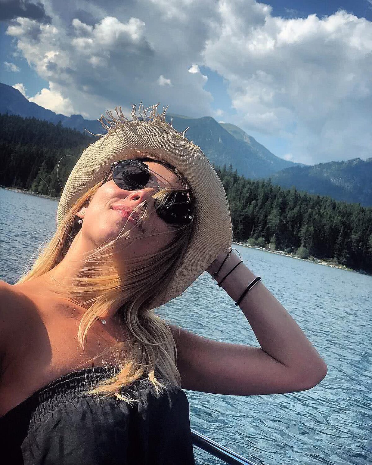 FOTO Vederi HOT din Emirate! Bernadette Szocs, poze SEXY de pe plajele din Dubai