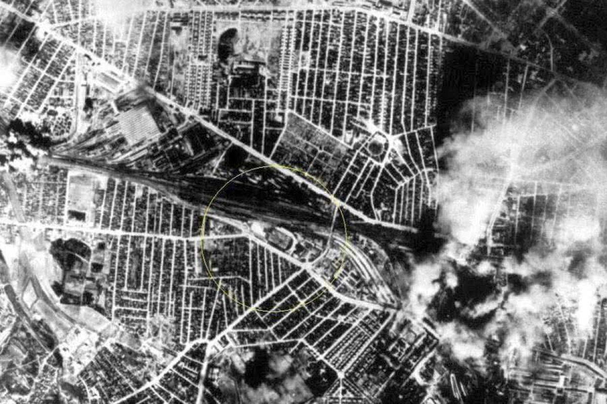 VIDEO+FOTO 75 de ani de la bombardamentul american asupra Bucureștiului » 3.000 de morți + zona din jurul stadionului Giulești, în flăcări