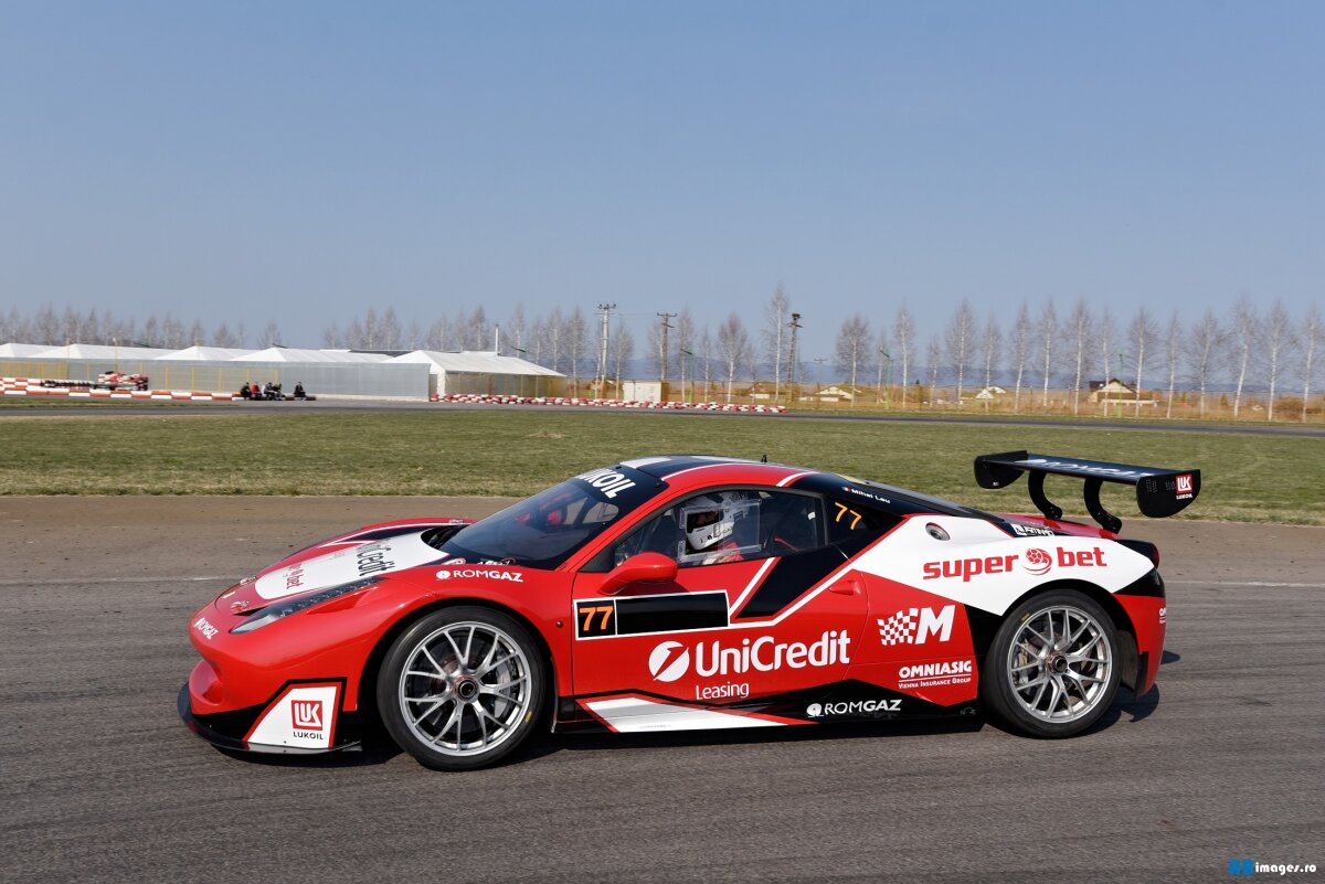 FOTO Eleganță cu mulți cai putere! Mihai Leu a plimbat-o pe Adina Buzatu cu mașina de curse