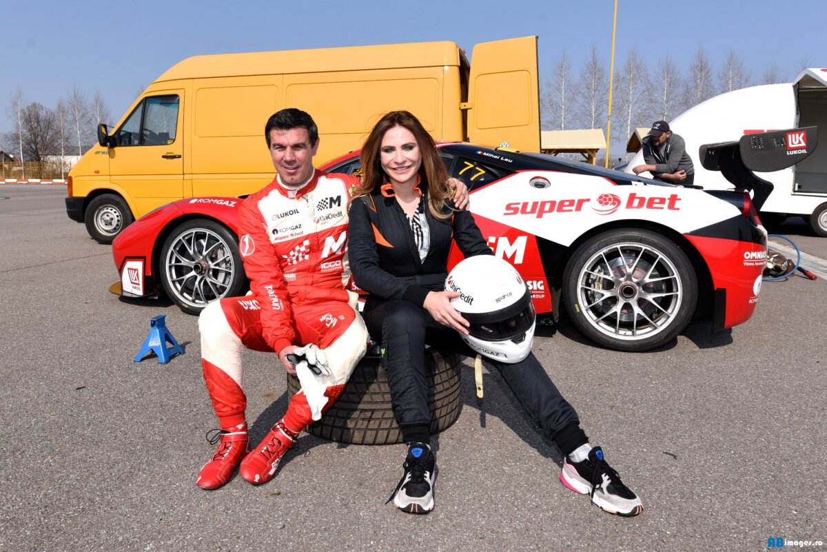 FOTO Eleganță cu mulți cai putere! Mihai Leu a plimbat-o pe Adina Buzatu cu mașina de curse