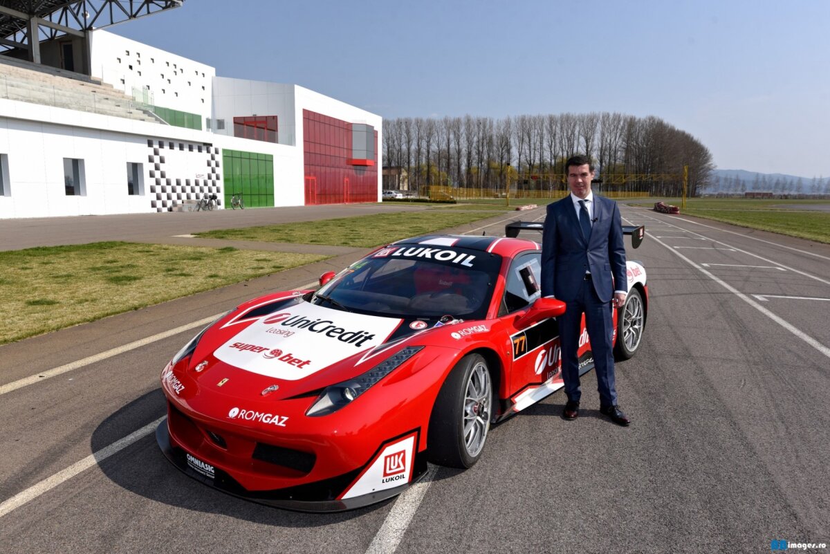 FOTO Eleganță cu mulți cai putere! Mihai Leu a plimbat-o pe Adina Buzatu cu mașina de curse