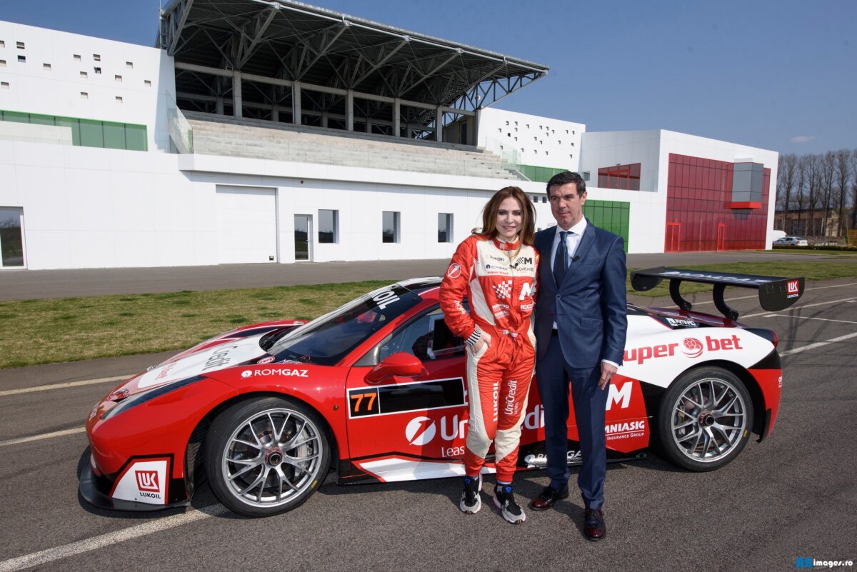 FOTO Eleganță cu mulți cai putere! Mihai Leu a plimbat-o pe Adina Buzatu cu mașina de curse