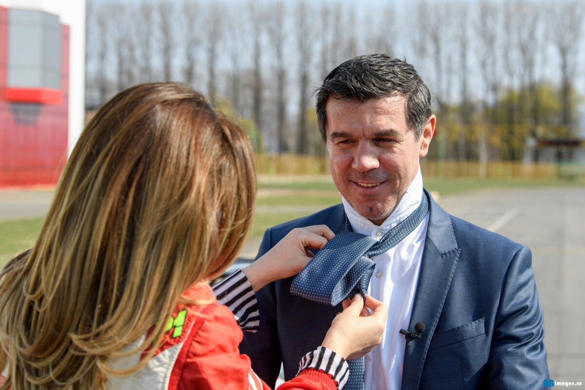 FOTO Eleganță cu mulți cai putere! Mihai Leu a plimbat-o pe Adina Buzatu cu mașina de curse