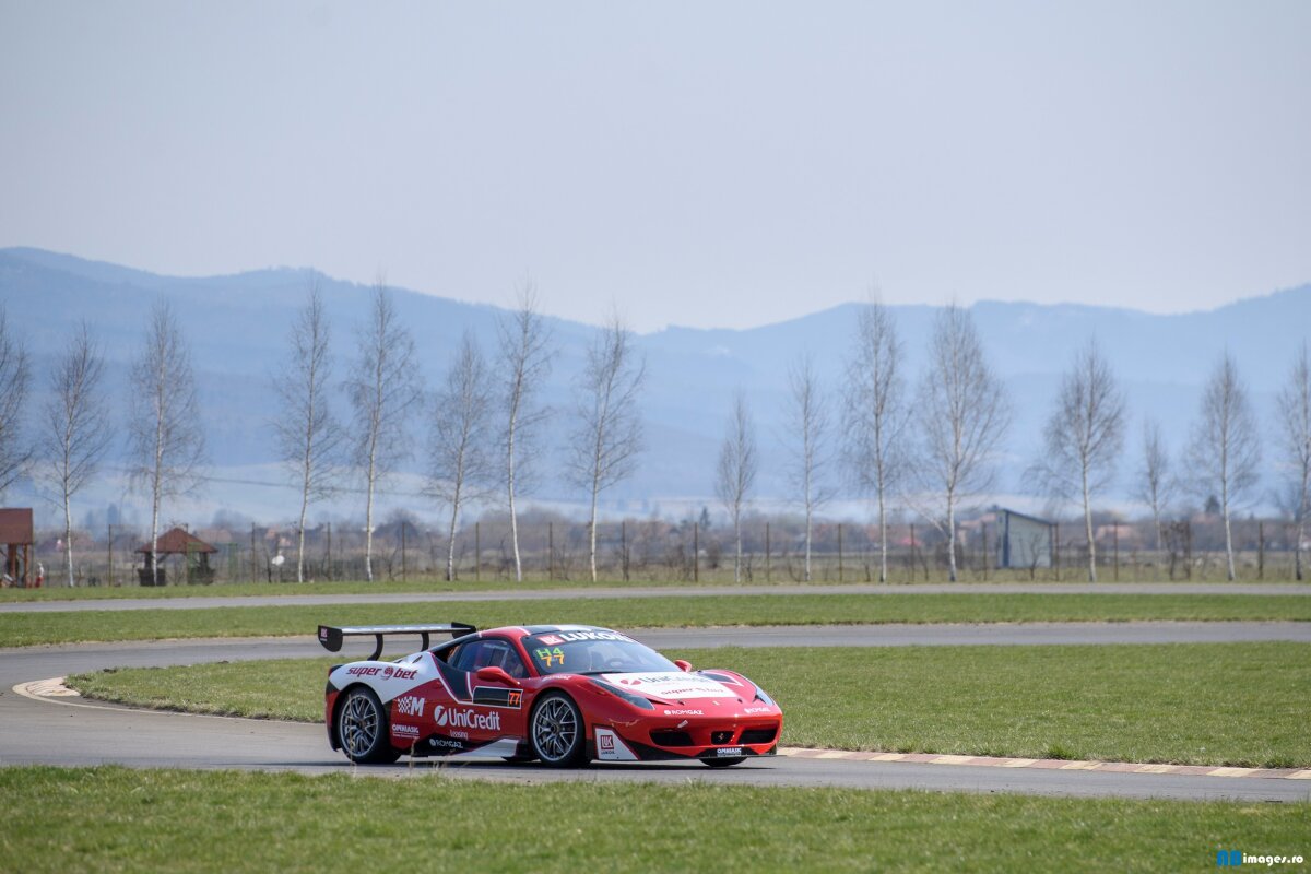 FOTO Eleganță cu mulți cai putere! Mihai Leu a plimbat-o pe Adina Buzatu cu mașina de curse
