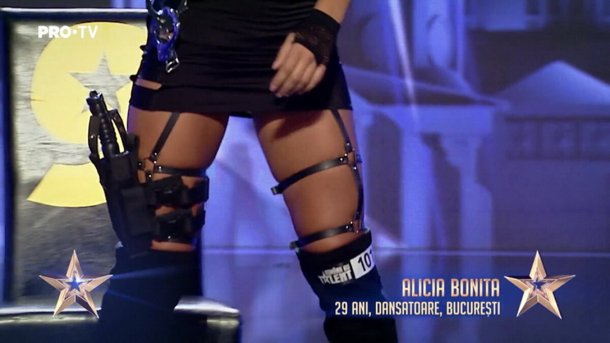 FOTO&VIDEO Alicia Bonita, femeia curtată de Steliano Filip și Sorin Strătilă, a făcut striptease la Românii au Talent: „Dacă apeși pe buton te bat de te c**i pe tine”