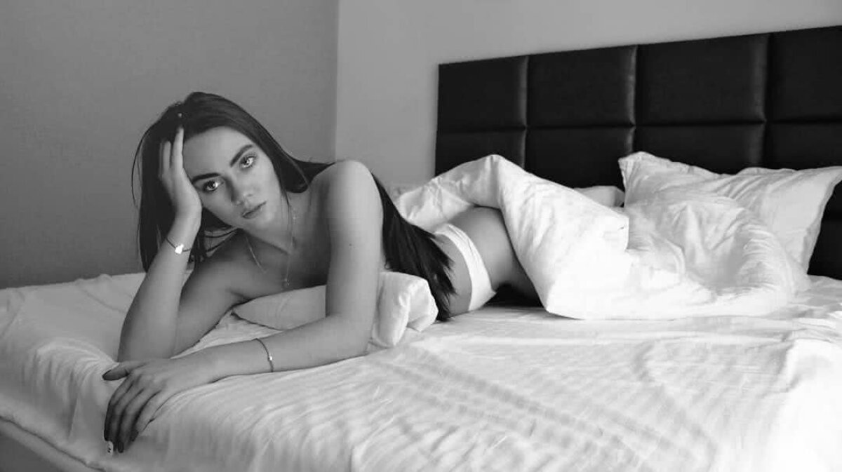 GALERIE FOTO Sexy și rea! Beatrice Andoni, mesaj provocator: „Dezbracă-mă cu grijă. Întâi sufletul, dragul meu, apoi hainele”