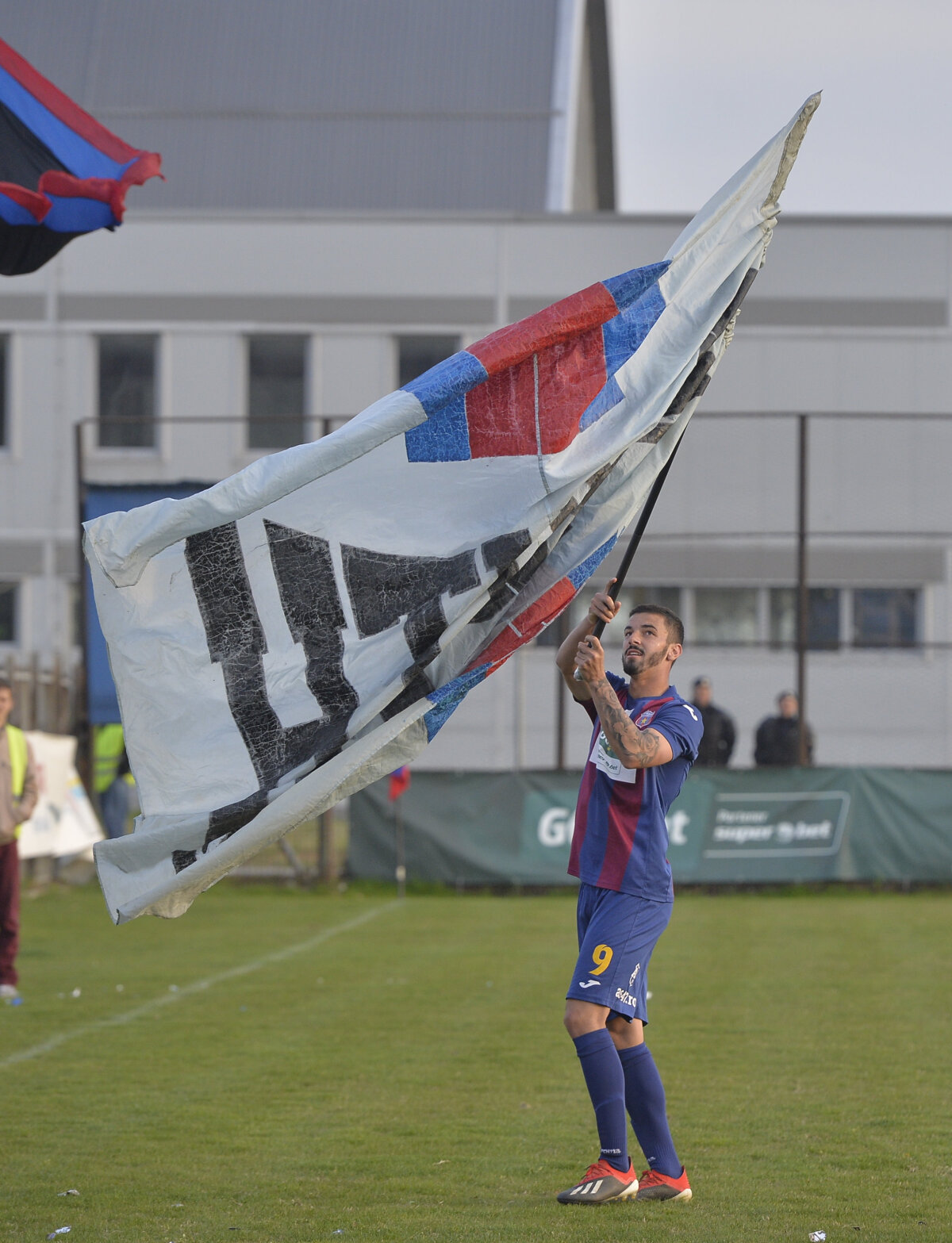 CSA STEAUA - CS FC DINAMO 3-0 // VIDEO + FOTO Steaua a umilit-o pe Dinamo în duelul cu parfum de derby din Liga 4 » Echipa lui Marius Lăcătuș, tot mai aproape de promovare