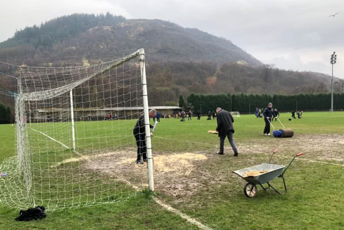 FOTO Situație incredibilă: startul unui meci a fost amânat din cauza terenului acoperit cu excremente de cerb