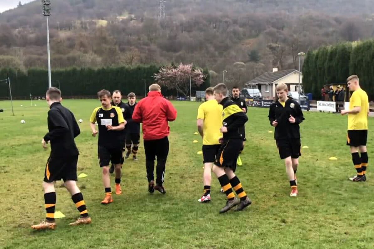 FOTO Situație incredibilă: startul unui meci a fost amânat din cauza terenului acoperit cu excremente de cerb