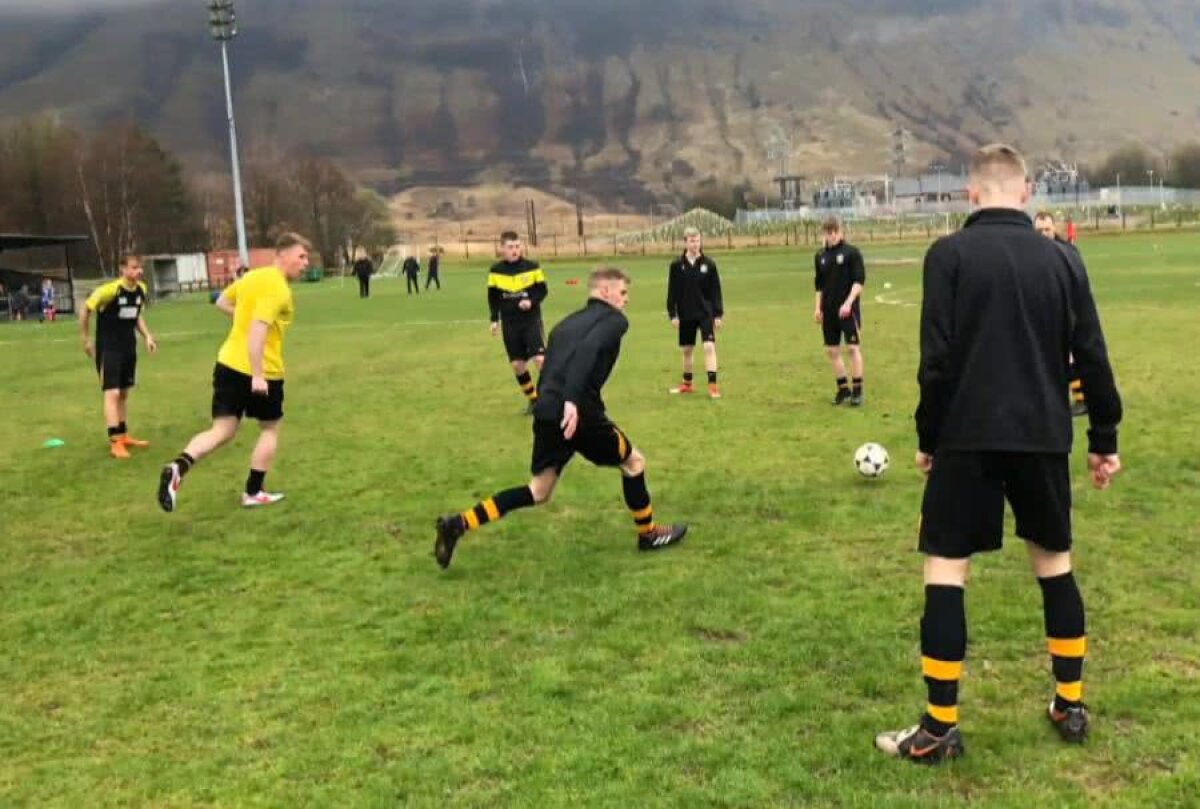 FOTO Situație incredibilă: startul unui meci a fost amânat din cauza terenului acoperit cu excremente de cerb