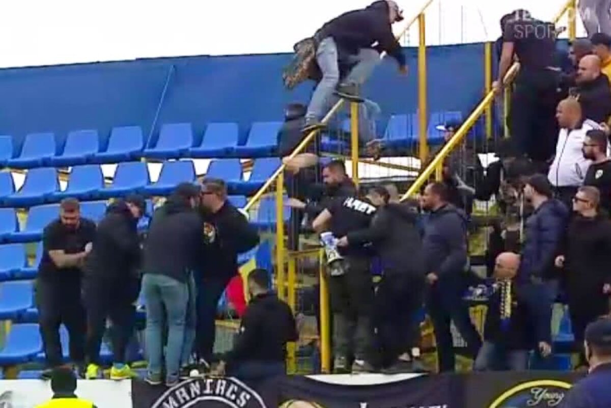 GALERIE FOTO + VIDEO Scandal la Bacău! Ultrașii lui Petrolul s-au războit cu Jandarmeria după ce au început scandeze împotriva PSD-ului