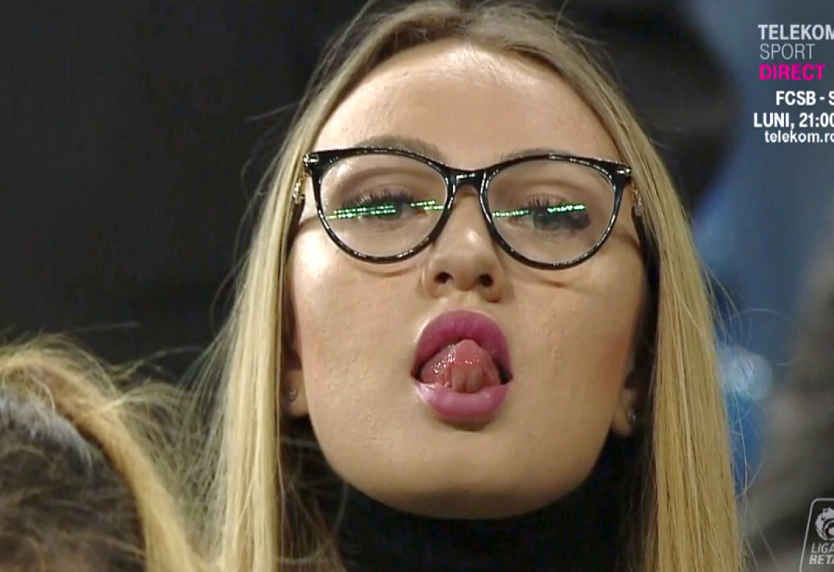 CSU CRAIOVA - CFR CLUJ 0-0 » Galerie foto » O olteancă sexy din tribune, gesturi lascive spre camera de transmisie